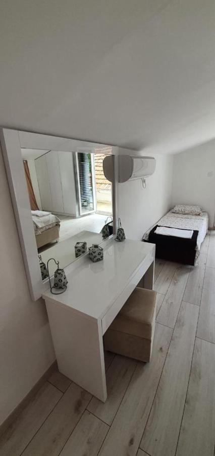 Sea Side Apartment Kotor Bagian luar foto