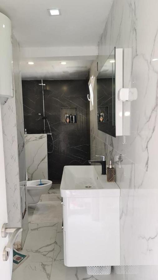 Sea Side Apartment Kotor Bagian luar foto